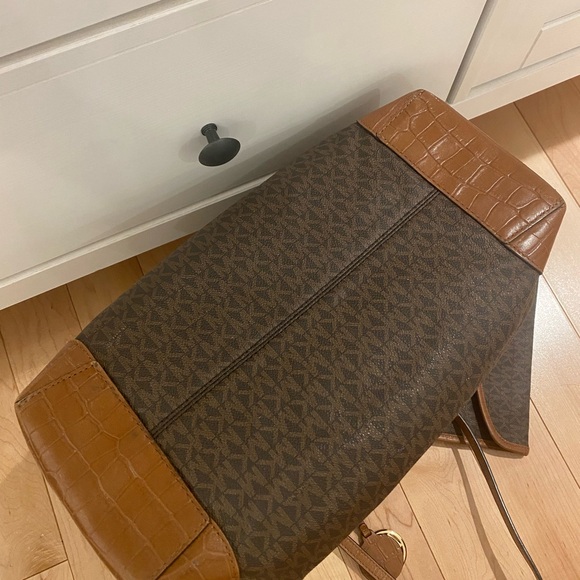 MICHAEL KORS Signature Eva Tote Shoulder Bag w/ Embossed Croc Leather Trim - Picture 3 of 16